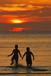niños playa